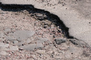 Tahrip asfalt kaldırım