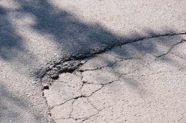 Tahrip asfalt kaldırım
