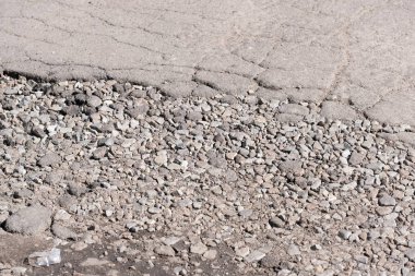 Tahrip asfalt kaldırım