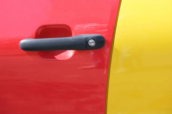 Дверная ручка городского автомобиля — стоковое фото
