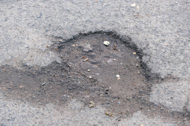 Tahrip asfalt kaldırım