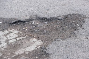 Tahrip asfalt kaldırım