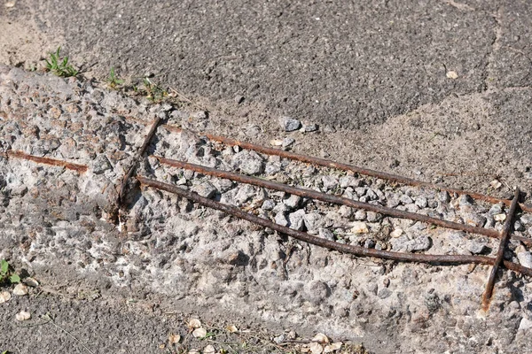 Vernietigde betonnen stoeprand — Stockfoto