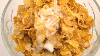 Süt yakın çekim makro video klip Mısır tatlı kuru gevreği