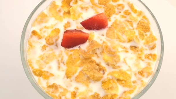 新鮮なイチゴクローズアップマクロビデオクリップとミルクのコーン甘いドライフレーク — ストック動画