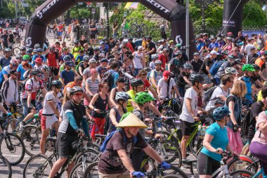 Bisiklete binmek için bisikletçilerin ayrılması 