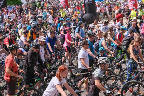 Départ de cyclistes pour une balade à vélo — Photo