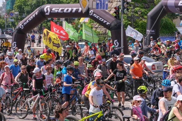 Departure of cyclists for a bike ride — Stock Photo, Image