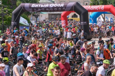 Bisiklete binmek için bisikletçilerin ayrılması 