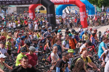 Bisiklete binmek için bisikletçilerin ayrılması 