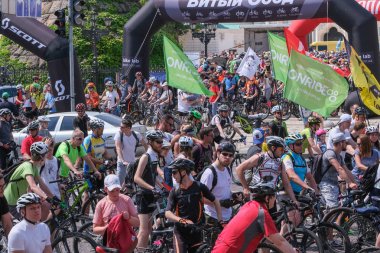 Bisiklete binmek için bisikletçilerin ayrılması 