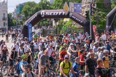 Bisiklete binmek için bisikletçilerin ayrılması 