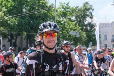 Bisiklete binmek için bisikletçilerin ayrılması 