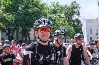 Bisiklete binmek için bisikletçilerin ayrılması 