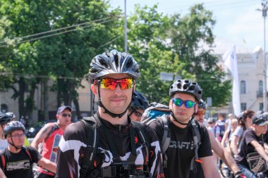 Bisiklete binmek için bisikletçilerin ayrılması 