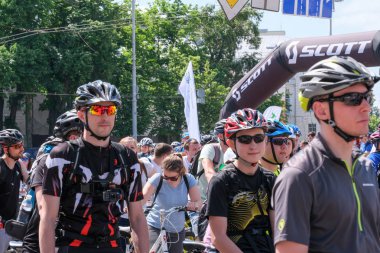 Bisiklete binmek için bisikletçilerin ayrılması 