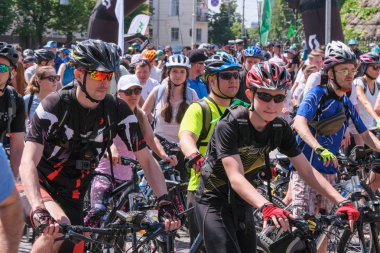 Bisiklete binmek için bisikletçilerin ayrılması 