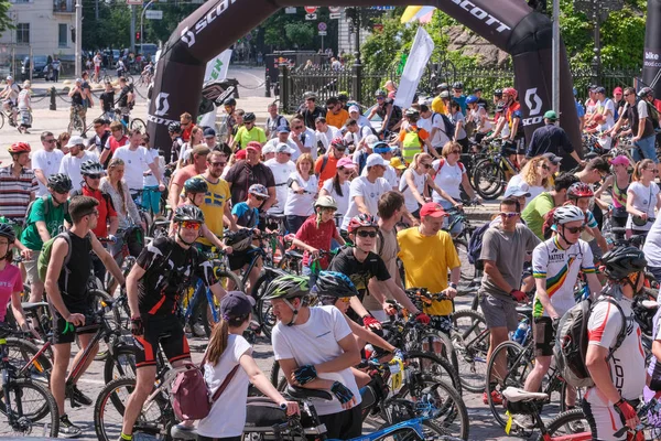 Départ de cyclistes pour une balade à vélo — Photo