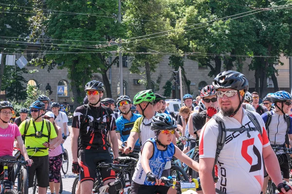 Salida de ciclistas para un paseo en bicicleta — Foto de Stock