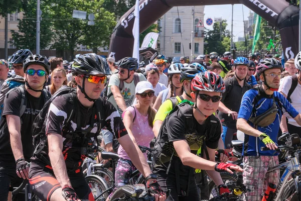 Partenza dei ciclisti per un giro in bicicletta — Foto Stock