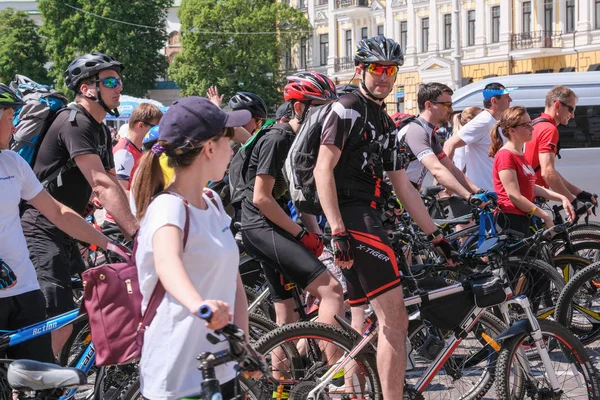 Départ de cyclistes pour une balade à vélo — Photo