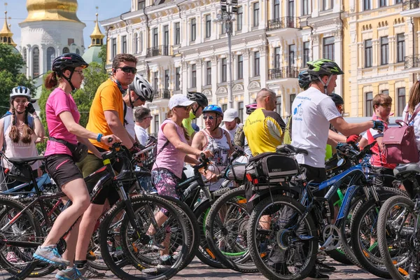 Départ de cyclistes pour une balade à vélo — Photo