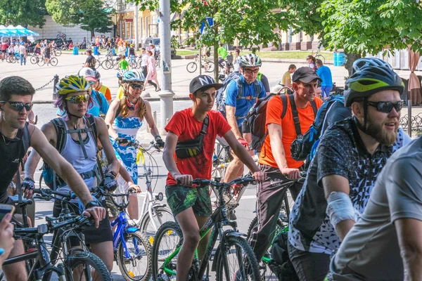 Bisiklete binmek için bisikletçilerin ayrılması — Stok fotoğraf