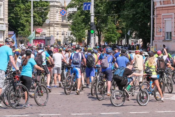 Départ de cyclistes pour une balade à vélo — Photo