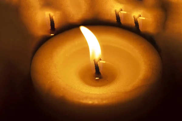 La vela arde en el alféizar de una ventana — Foto de Stock