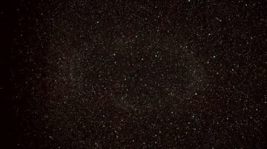 Sanatsal fütüristik kozmolojik video animasyon 3d render çok büyük sayılarküçük renkli parçacıklar yavaş yavaş karanlık uzayda hareket