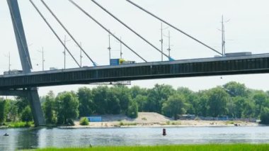 Zaman atlamalı video Dinyeper Nehri ve Kiev kenti üzerinde kablo kaldı köprü çekim hızlandı