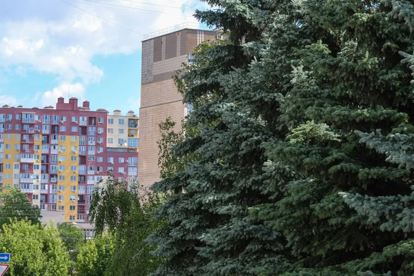 Cityscape with high-rise apartment buildings — Stock Photo, Image