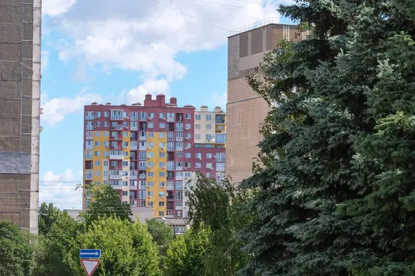 Cityscape with high-rise apartment buildings — Stock Photo, Image