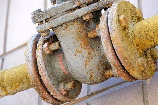 天然ガスを供給するための古いパイプライン機器 — ストック写真