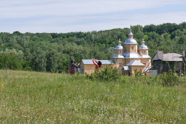 Sommar landskap med en träkyrka — Stockfoto