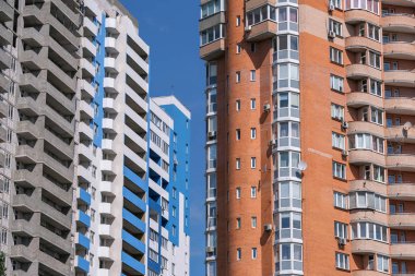 Modern bir yüksek katlı evin cephesi