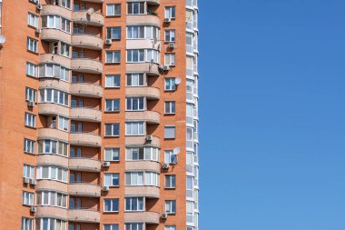 Modern bir yüksek katlı evin cephesi