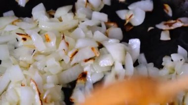 Beyaz soğan küçük parçalar halinde dilimlenmiş, yapışmaz kaplama ile bir teflon tavada zeytinyağı ile geçti, video klip yakın çekim