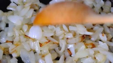 Beyaz soğan küçük parçalar halinde dilimlenmiş, yapışmaz kaplama ile bir teflon tavada zeytinyağı ile geçti, video klip yakın çekim