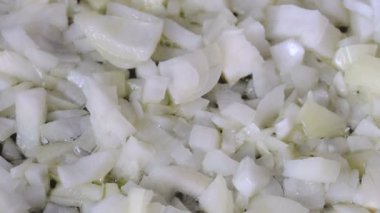 Beyaz soğan küçük parçalar halinde dilimlenmiş, yapışmaz kaplama ile bir teflon tavada zeytinyağı ile geçti, video klip yakın çekim