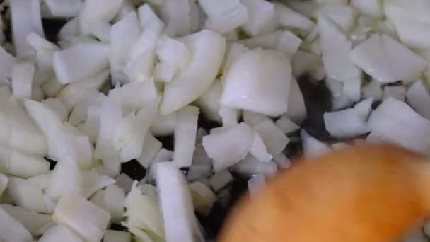 Weiße Zwiebel Kleine Stücke Geschnitten Mit Olivenöl Auf Einer Teflonpfanne — Stockvideo