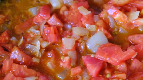 白玉ねぎは ノンスティックテフロングリッドドルにオリーブオイルで赤い新鮮なトマトで煮込んだ小片に刻まれ ビデオクリップクローズアップ撮影 — ストック動画