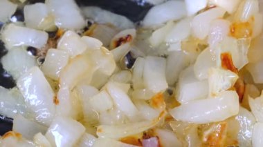 Beyaz soğan olmayan bir sopa teflon ızgara üzerinde zeytinyağı ile kırmızı taze domates ile haşlanmış küçük parçalar halinde doğranmış, video klip yakın çekim zoom ve kamera hareketi kullanarak çekim