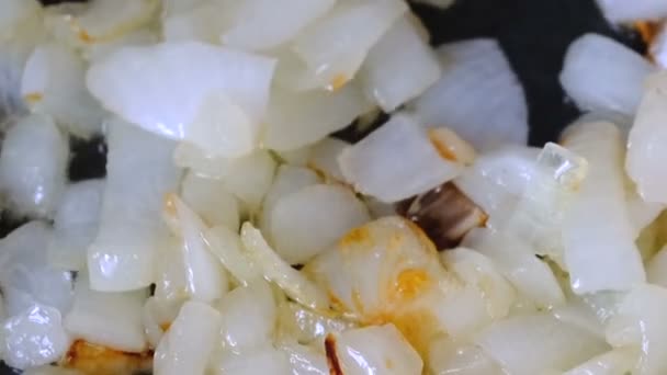 Weiße Zwiebel Kleine Stücke Geschnitten Mit Olivenöl Auf Einer Teflonpfanne — Stockvideo