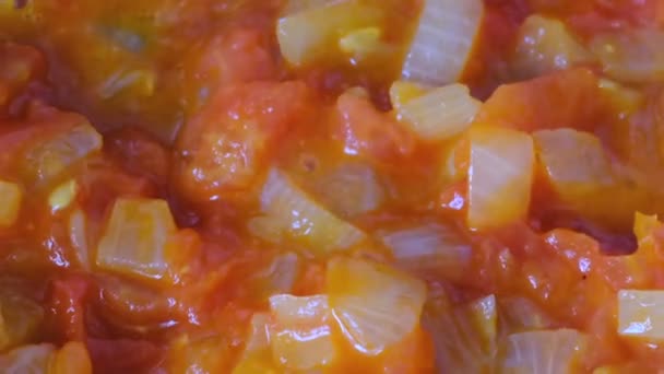 白玉ねぎは ノンスティックテフロン格子にオリーブオイルで赤い新鮮なトマトで煮込んだ小片に刻まれ ズームとカメラの動きを使用してビデオクリップクローズアップ撮影 — ストック動画