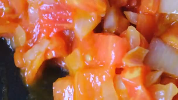 Oignon Blanc Haché Petits Morceaux Cuits Avec Des Tomates Rouges — Video