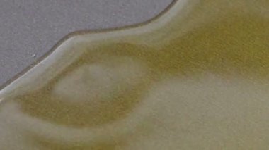 Zeytinyağı olmayan bir sopa, kaplamalı teflon tava, video klip yakın çekim video zoom ve kamera hareketi kullanılarak ince bir akış dökülür