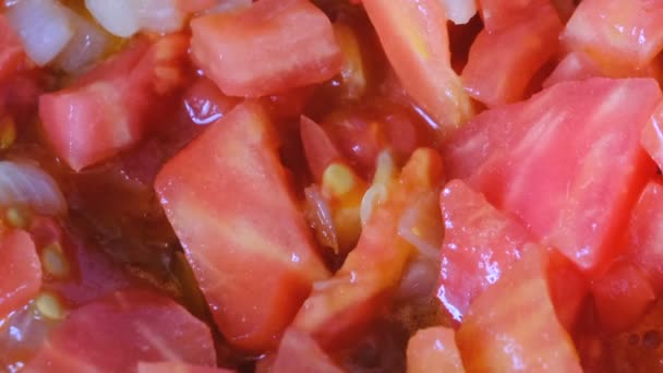 Weiße Zwiebel Kleine Stücke Geschnitten Geschmort Mit Roten Frischen Tomaten — Stockvideo