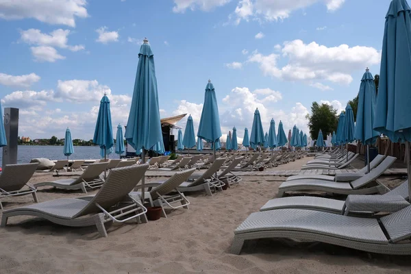 Блакитні закриті стаціонарні пляжні парасольки — стокове фото