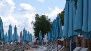 İnsanlar bir yaz gününde bir dinlenme sahip olmadan kapalı plaj şemsiyeleri ile Sketch yaz plaj, zoom ve kamera hareketi efektleri ile video klip zaman atlamalı